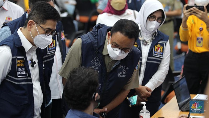 Warna Negara Asing (WNA) menjalani proses penyuntikan vaksin di Balai Agung Pemprov DKI Jakarta, Selasa (24/8/2021). (CNBC Indonesia/Tri Susilo)