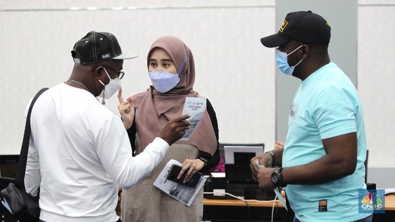 Warna Negara Asing (WNA) menjalani proses penyuntikan vaksin di Balai Agung Pemprov DKI Jakarta, Selasa (24/8/2021). (CNBC Indonesia/Tri Susilo)