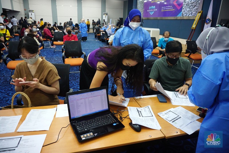 Warna Negara Asing (WNA) menjalani proses penyuntikan vaksin di Balai Agung Pemprov DKI Jakarta, Selasa (24/8/2021). (CNBC Indonesia/Tri Susilo) Warna Negara Asing (WNA) menjalani proses penyuntikan vaksin di Balai Agung Pemprov DKI Jakarta, Selasa (24/8/2021). (CNBC Indonesia/Tri Susilo)
