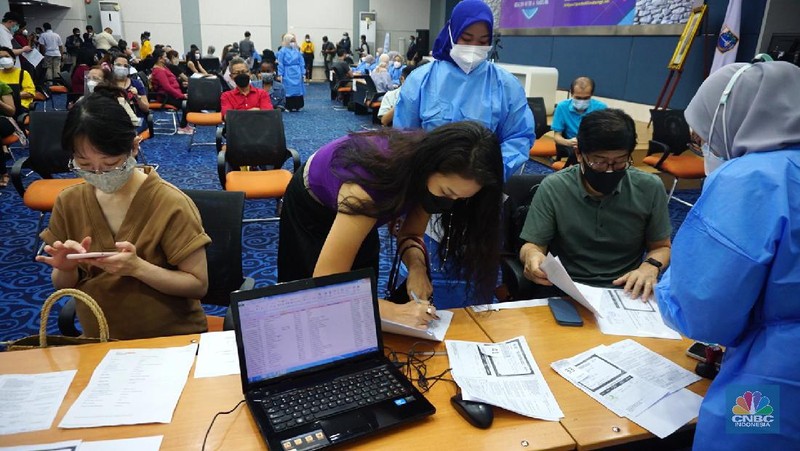 Warna Negara Asing (WNA) menjalani proses penyuntikan vaksin di Balai Agung Pemprov DKI Jakarta, Selasa (24/8/2021). (CNBC Indonesia/Tri Susilo)