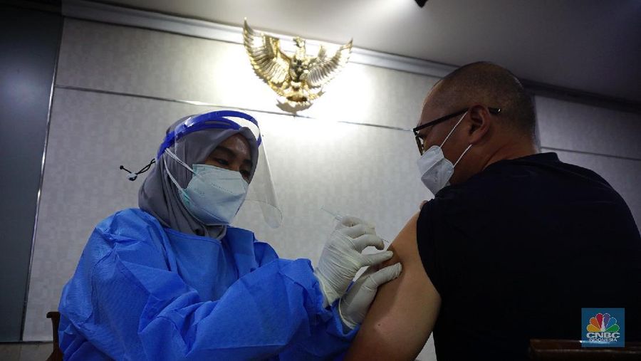 Warna Negara Asing (WNA) menjalani proses penyuntikan vaksin di Balai Agung Pemprov DKI Jakarta, Selasa (24/8/2021). (CNBC Indonesia/Tri Susilo)