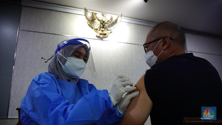Warna Negara Asing (WNA) menjalani proses penyuntikan vaksin di Balai Agung Pemprov DKI Jakarta, Selasa (24/8/2021). (CNBC Indonesia/Tri Susilo) Warna Negara Asing (WNA) menjalani proses penyuntikan vaksin di Balai Agung Pemprov DKI Jakarta, Selasa (24/8/2021). (CNBC Indonesia/Tri Susilo)