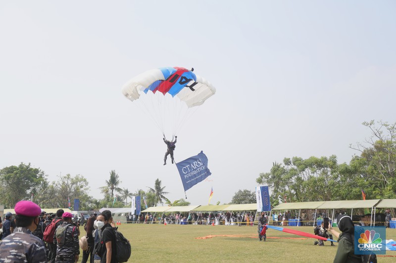 CT ARSA Foundation bersama TNI AL Lakukan Serbuan Vaksinasi dan Donasi di Muara Gembong, Bekasi, Jawa Barat. (CNBC Indonesia/Tri Susilo) CT ARSA Foundation bersama TNI AL Lakukan Serbuan Vaksinasi dan Donasi di Muara Gembong, Bekasi, Jawa Barat. (CNBC Indonesia/Tri Susilo)
