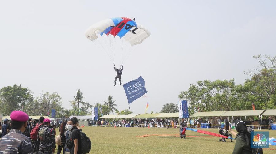 CT ARSA Foundation bersama TNI AL Lakukan Serbuan Vaksinasi dan Donasi di Muara Gembong, Bekasi, Jawa Barat. (CNBC Indonesia/Tri Susilo)
