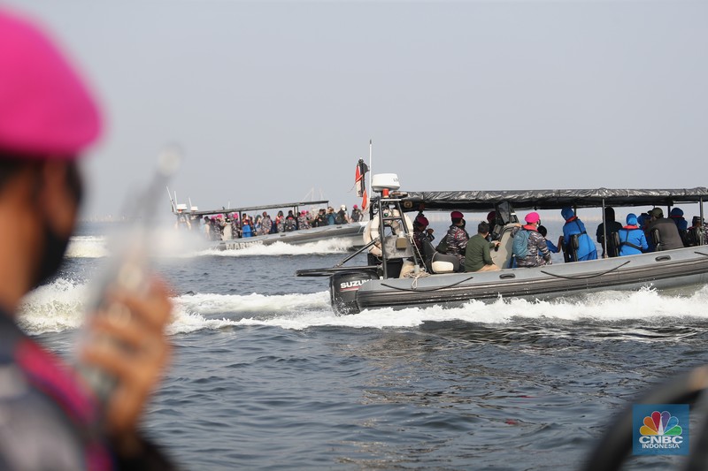 CT ARSA Foundation bersama TNI AL Lakukan Serbuan Vaksinasi dan Donasi di Muara Gembong, Bekasi, Jawa Barat. (CNBC Indonesia/Tri Susilo) CT ARSA Foundation bersama TNI AL Lakukan Serbuan Vaksinasi dan Donasi di Muara Gembong, Bekasi, Jawa Barat. (CNBC Indonesia/Tri Susilo)