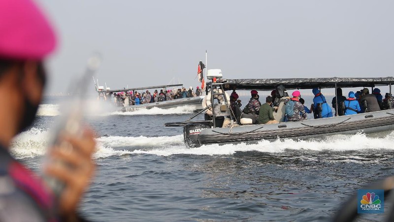 CT ARSA Foundation bersama TNI AL Lakukan Serbuan Vaksinasi dan Donasi di Muara Gembong, Bekasi, Jawa Barat. (CNBC Indonesia/Tri Susilo)