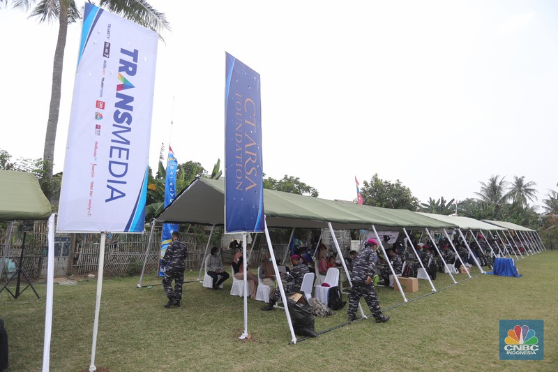 CT ARSA Foundation bersama TNI AL Lakukan Serbuan Vaksinasi dan Donasi di Muara Gembong, Bekasi, Jawa Barat. (CNBC Indonesia/Tri Susilo) CT ARSA Foundation bersama TNI AL Lakukan Serbuan Vaksinasi dan Donasi di Muara Gembong, Bekasi, Jawa Barat. (CNBC Indonesia/Tri Susilo)