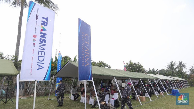 CT ARSA Foundation bersama TNI AL Lakukan Serbuan Vaksinasi dan Donasi di Muara Gembong, Bekasi, Jawa Barat. (CNBC Indonesia/Tri Susilo)