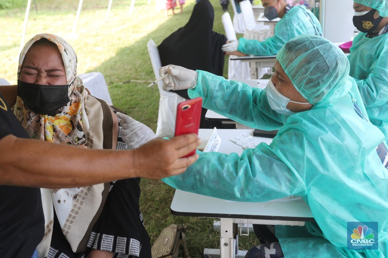 CT ARSA Foundation bersama TNI AL Lakukan Serbuan Vaksinasi dan Donasi di Muara Gembong, Bekasi, Jawa Barat. (CNBC Indonesia/Tri Susilo) CT ARSA Foundation bersama TNI AL Lakukan Serbuan Vaksinasi dan Donasi di Muara Gembong, Bekasi, Jawa Barat. (CNBC Indonesia/Tri Susilo)