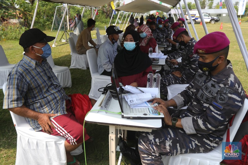 CT ARSA Foundation bersama TNI AL Lakukan Serbuan Vaksinasi dan Donasi di Muara Gembong, Bekasi, Jawa Barat. (CNBC Indonesia/Tri Susilo) CT ARSA Foundation bersama TNI AL Lakukan Serbuan Vaksinasi dan Donasi di Muara Gembong, Bekasi, Jawa Barat. (CNBC Indonesia/Tri Susilo)