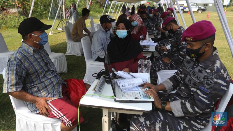 CT ARSA Foundation bersama TNI AL Lakukan Serbuan Vaksinasi dan Donasi di Muara Gembong, Bekasi, Jawa Barat. (CNBC Indonesia/Tri Susilo)