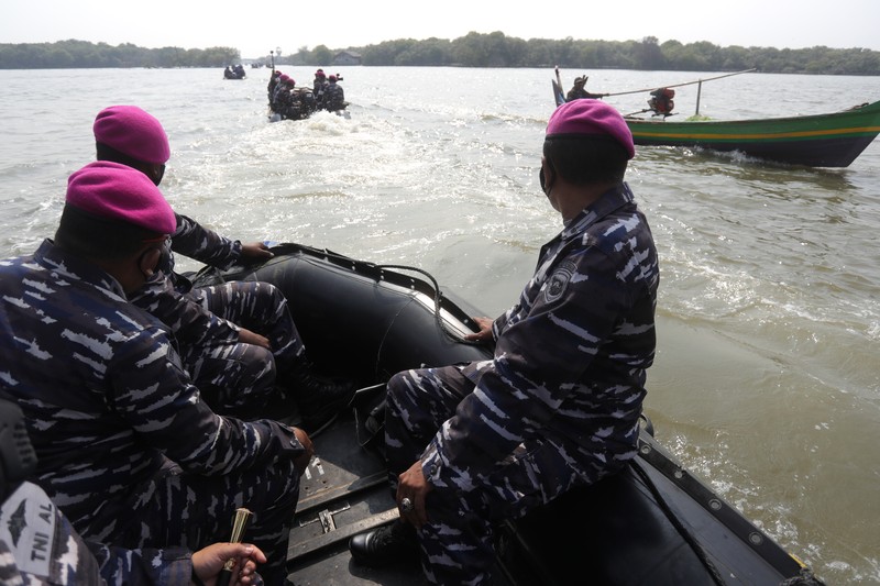 CT ARSA Foundation bersama TNI AL Lakukan Serbuan Vaksinasi dan Donasi di Muara Gembong, Bekasi, Jawa Barat. (CNBC Indonesia/Tri Susilo)