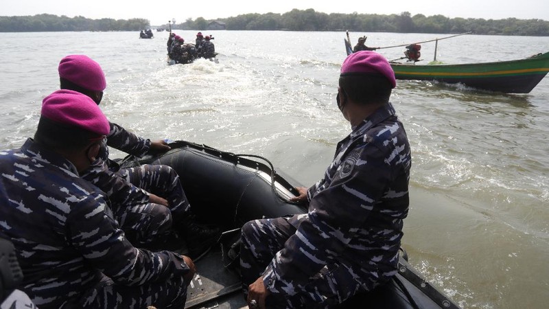 CT ARSA Foundation bersama TNI AL Lakukan Serbuan Vaksinasi dan Donasi di Muara Gembong, Bekasi, Jawa Barat. (CNBC Indonesia/Tri Susilo)
