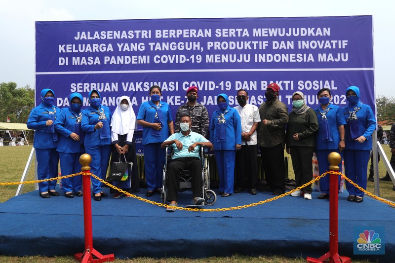 CT ARSA Foundation bersama TNI AL Lakukan Serbuan Vaksinasi dan Donasi di Muara Gembong, Bekasi, Jawa Barat. (CNBC Indonesia/Tri Susilo) CT ARSA Foundation bersama TNI AL Lakukan Serbuan Vaksinasi dan Donasi di Muara Gembong, Bekasi, Jawa Barat. (CNBC Indonesia/Tri Susilo)