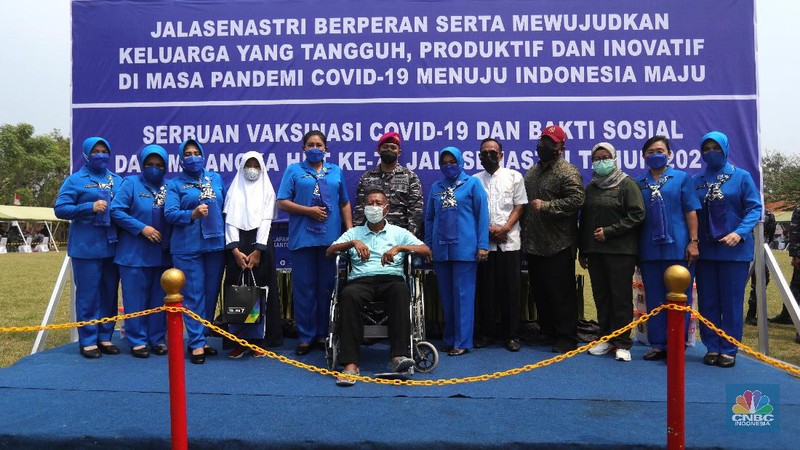 CT ARSA Foundation bersama TNI AL Lakukan Serbuan Vaksinasi dan Donasi di Muara Gembong, Bekasi, Jawa Barat. (CNBC Indonesia/Tri Susilo)
