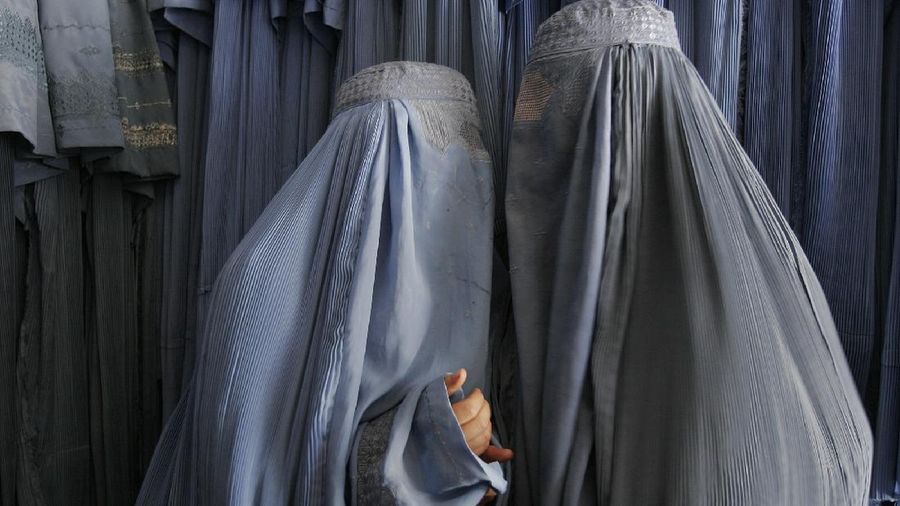 ** ARCHIV ** Zwei Frauen in traditioneller Burka unterhalten sich am 2. Mai 2007 in einem Geschaeft in Kabul, Afghanistan. Die hessische Landesregierung erwaegt ein Burka-Verbot an Schulen. Ein voll verschleiertes Maedchen koenne nicht gleichberechtigt am Unterricht teilnehmen, sondern werde