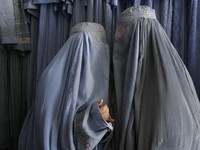 Taliban Larang Perempuan Afghanistan Bekerja & Keluar Rumah