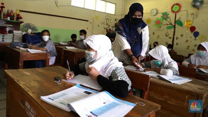 Suasana belajar tatap muka di SDN Kartika 1, Tajur Halang, Kab Bogor, Jawa Barat, Rabu 25/8. (CNBC Indonesia/Muhammad Sabki) Suasana belajar tatap muka di SDN Kartika 1, Tajur Halang, Kab Bogor, Jawa Barat, Rabu 25/8. (CNBC Indonesia/Muhammad Sabki)