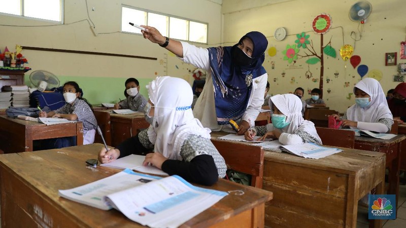 Suasana belajar tatap muka di SDN Kartika 1, Tajur Halang, Kab Bogor, Jawa Barat, Rabu 25/8. (CNBC Indonesia/Muhammad Sabki)
