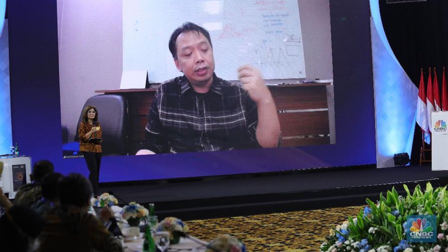 Akademisi Universitas Padjajaran Arief Anshory Yusuf di acara Sarasehan 100 Ekonom (CNBC Indonesia/Tri Susilo)