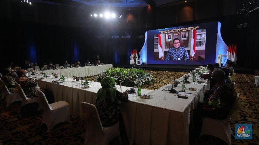 Paparan Badan Kebijakan Fiskal RI,  Febrio Kacaribu di acara sarasehan 100 ekonom (CNBC Indonesia/Tri Susilo)