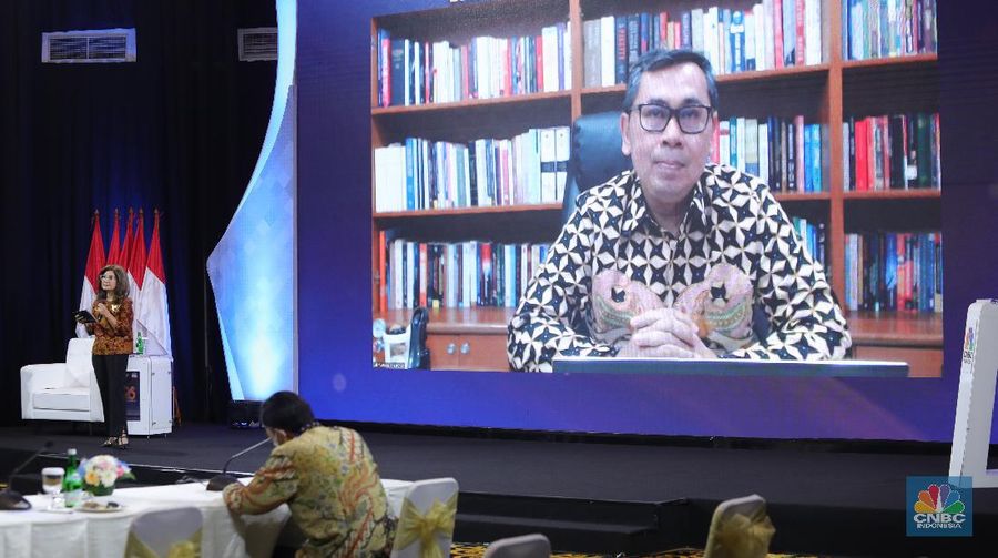 Paparan Staf Khusus Menkeu RI,  Yustinus Prastowo di acara Sarasehan 100 Ekonom (CNBC Indonesia/Tri Susilo)