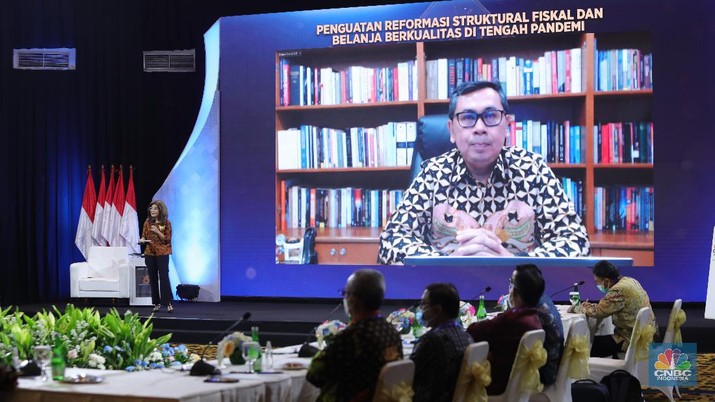 Paparan Staf Khusus Menkeu RI,  Yustinus Prastowo di acara Sarasehan 100 Ekonom (CNBC Indonesia/Tri Susilo)