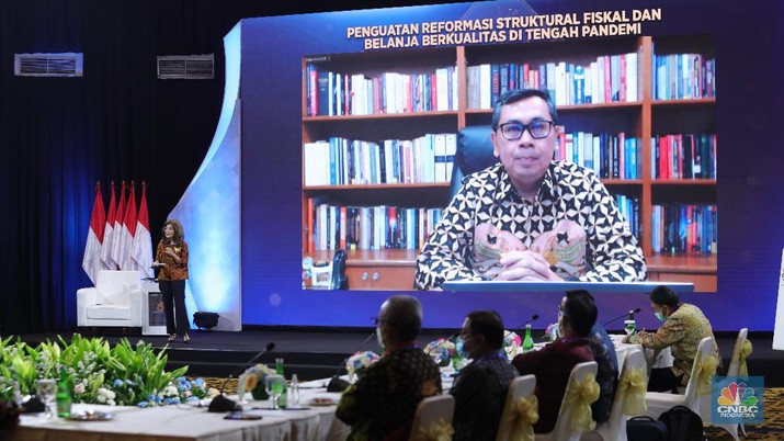 Paparan Staf Khusus Menkeu RI, Yustinus Prastowo di acara Sarasehan 100 Ekonom (CNBC Indonesia/Tri Susilo) Paparan Staf Khusus Menkeu RI, Yustinus Prastowo di acara Sarasehan 100 Ekonom (CNBC Indonesia/Tri Susilo)