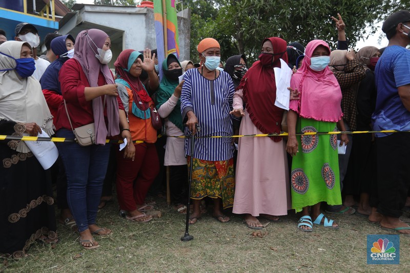 Prajurit TNI AL melaksanakan operasi kemanusiaan serbuan vaksin massal di Wilayah Muara Gembong, Jawa Barat. Program vaksinasi ini menyasar kepada 1.000 warga didaerah pesisir pantai tersebut. (CNBC Indonesia/Tri Susilo) Prajurit TNI AL melaksanakan operasi kemanusiaan serbuan vaksin massal di Wilayah Muara Gembong, Jawa Barat. Program vaksinasi ini menyasar kepada 1.000 warga didaerah pesisir pantai tersebut. (CNBC Indonesia/Tri Susilo)