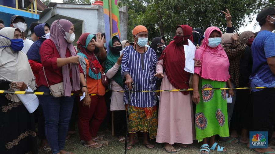 Prajurit TNI AL melaksanakan operasi kemanusiaan serbuan vaksin massal di Wilayah Muara Gembong, Jawa Barat. Program vaksinasi ini menyasar kepada 1.000 warga didaerah pesisir pantai tersebut. (CNBC Indonesia/Tri Susilo)