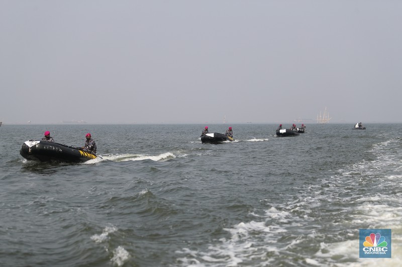 Prajurit TNI AL melaksanakan operasi kemanusiaan serbuan vaksin massal di Wilayah Muara Gembong, Jawa Barat. Program vaksinasi ini menyasar kepada 1.000 warga didaerah pesisir pantai tersebut. (CNBC Indonesia/Tri Susilo) Prajurit TNI AL melaksanakan operasi kemanusiaan serbuan vaksin massal di Wilayah Muara Gembong, Jawa Barat. Program vaksinasi ini menyasar kepada 1.000 warga didaerah pesisir pantai tersebut. (CNBC Indonesia/Tri Susilo)