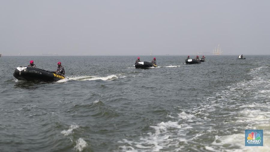 Prajurit TNI AL melaksanakan operasi kemanusiaan serbuan vaksin massal di Wilayah Muara Gembong, Jawa Barat. Program vaksinasi ini menyasar kepada 1.000 warga didaerah pesisir pantai tersebut. (CNBC Indonesia/Tri Susilo)