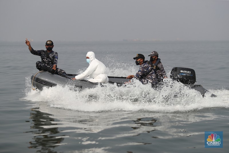 Prajurit TNI AL melaksanakan operasi kemanusiaan serbuan vaksin massal di Wilayah Muara Gembong, Jawa Barat. Program vaksinasi ini menyasar kepada 1.000 warga didaerah pesisir pantai tersebut. (CNBC Indonesia/Tri Susilo)