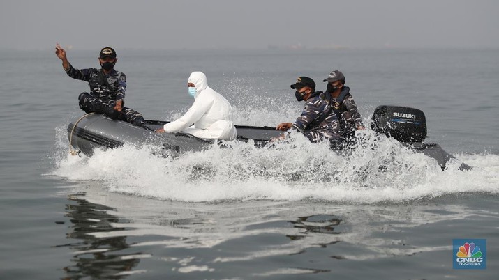 Prajurit TNI AL melaksanakan operasi kemanusiaan serbuan vaksin massal di Wilayah Muara Gembong, Jawa Barat. Program vaksinasi ini menyasar kepada 1.000 warga didaerah pesisir pantai tersebut. (CNBC Indonesia/Tri Susilo)