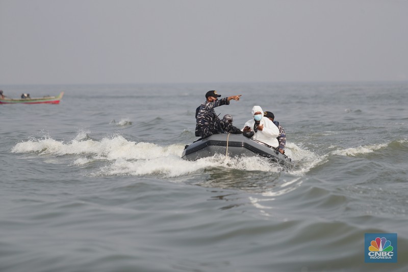 Prajurit TNI AL melaksanakan operasi kemanusiaan serbuan vaksin massal di Wilayah Muara Gembong, Jawa Barat. Program vaksinasi ini menyasar kepada 1.000 warga didaerah pesisir pantai tersebut. (CNBC Indonesia/Tri Susilo) Prajurit TNI AL melaksanakan operasi kemanusiaan serbuan vaksin massal di Wilayah Muara Gembong, Jawa Barat. Program vaksinasi ini menyasar kepada 1.000 warga didaerah pesisir pantai tersebut. (CNBC Indonesia/Tri Susilo)