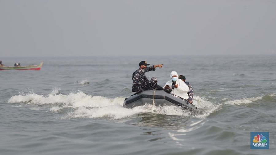 Prajurit TNI AL melaksanakan operasi kemanusiaan serbuan vaksin massal di Wilayah Muara Gembong, Jawa Barat. Program vaksinasi ini menyasar kepada 1.000 warga didaerah pesisir pantai tersebut. (CNBC Indonesia/Tri Susilo)