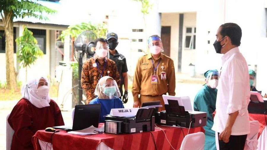 Turut mendampingi Presiden, Menteri Pertahanan Prabowo Subianto, Panglima TNI Marsekal Hadi Tjahjanto, Kapolri Jenderal Pol. Listyo Sigit Prabowo, Gubernur Kalimantan Timur Isran Noor, dan Wali Kota Samarinda Andi Harun.