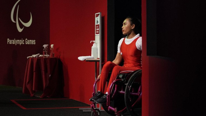 Indonesia's Ni Nengah Widiasih prepares to lift during women's 41kg powerlifting final at the Tokyo 2020 Paralympic Games, Thursday, Aug. 26, 2021, in Tokyo, Japan. Widiasih won a silver medal in the event. (AP Photo/Kiichiro Sato)