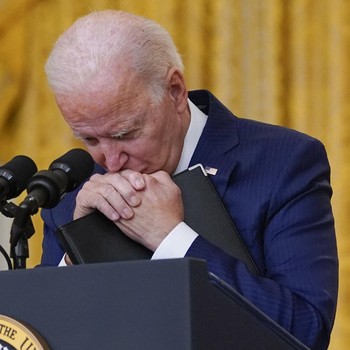 Ekspresi Tak Biasa Biden saat Konpers soal Bom Afghanistan
