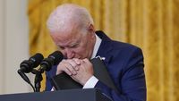 Ekspresi Tak Biasa Biden Saat Konpers Soal Bom Afghanistan