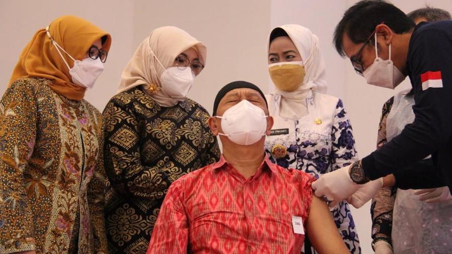 Direktur Jaminan Pelayanan Kesehatan (Dirjampelkes) BPJS Kesehatan, Lily Kresnowati menghadiri kegiatan launching pemberian vaksinasi Covid-19 kepada kelompok rentan di Islamic Center Brebes, Jumat (27/8).