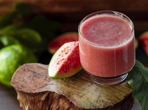 4 Tipe Orang yang Sebaiknya Hindari Makan Jambu Biji, Bisa Perburuk Kondisi