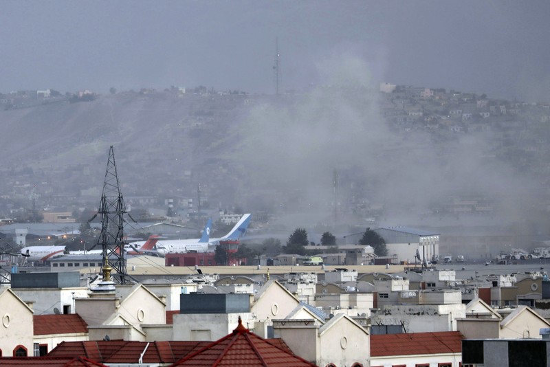 Ledakan di Luar Bandara Kabul, Afghanistan Smoke rises from a deadly explosion outside the airport in Kabul, Afghanistan, Thursday, Aug. 26, 2021. Two suicide bombers and gunmen have targeted crowds massing near the Kabul airport, in the waning days of a massive airlift that has drawn thousands of people seeking to flee the Taliban takeover of Afghanistan. (AP Photo/Wali Sabawoon)