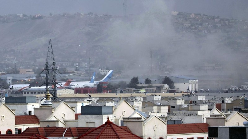 Smoke rises from a deadly explosion outside the airport in Kabul, Afghanistan, Thursday, Aug. 26, 2021. Two suicide bombers and gunmen have targeted crowds massing near the Kabul airport, in the waning days of a massive airlift that has drawn thousands of people seeking to flee the Taliban takeover of Afghanistan. (AP Photo/Wali Sabawoon)