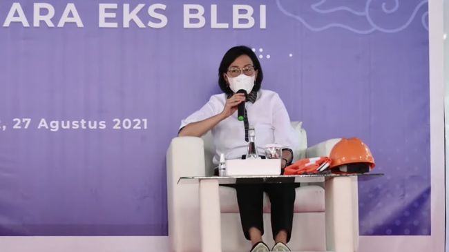 Qiz rezina xoroz ustida