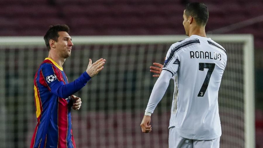 Barcelona's Lionel Messi, left, shakes has with Juventus' Cristiano Ronaldo prior of the start of the Champions League group G soccer match between FC Barcelona and Juventus at the Camp Nou stadium in Barcelona, Spain, Tuesday, Dec. 8, 2020. (AP Photo/Joan Monfort)