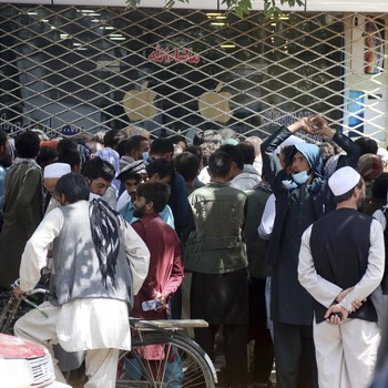 Bank Kembali Buka di Kabul, Ratusan Warga Berebut Tarik Uang