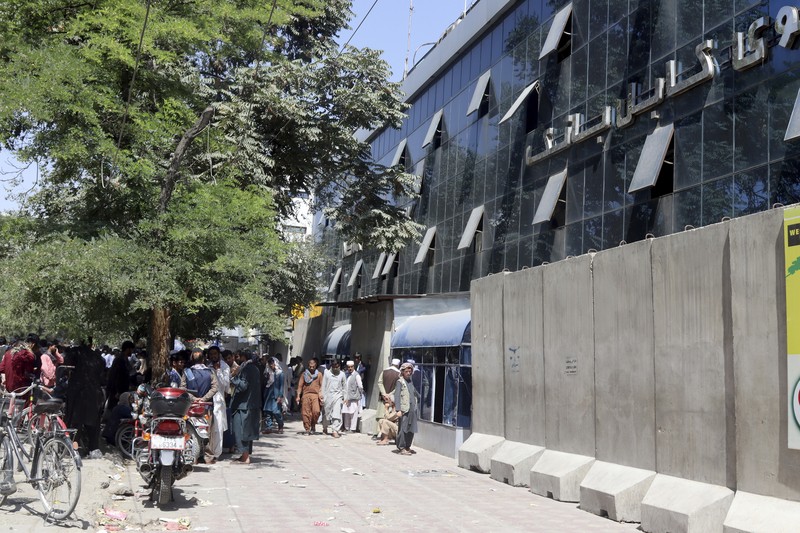 Afghanistan Afghans wait for hours to try to withdraw money, in front of Kabul Bank, in Kabul, Afghanistan, Saturday, Aug. 28, 2021. (AP Photo/Khwaja Tawfiq Sediqi)
