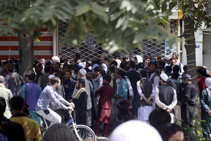 Afghanistan Afghans wait for hours to try to withdraw money, in front of Kabul Bank, in Kabul, Afghanistan, Saturday, Aug. 28, 2021. (AP Photo/Khwaja Tawfiq Sediqi)