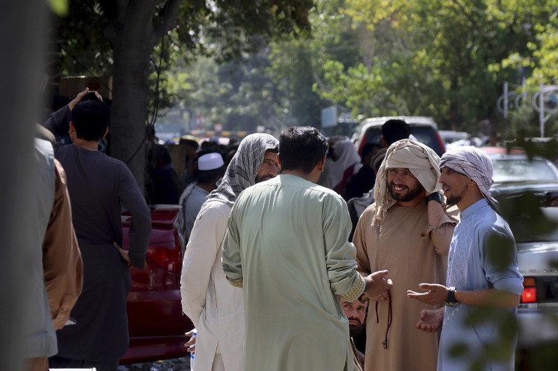 Afghanistan Afghans wait for hours to try to withdraw money, in front of Kabul Bank, in Kabul, Afghanistan, Saturday, Aug. 28, 2021. (AP Photo/Khwaja Tawfiq Sediqi)